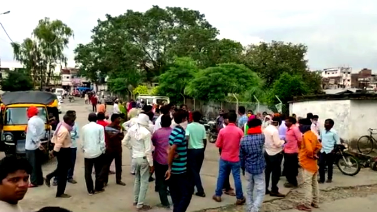 घटनास्थल के पास जमा भीड़.