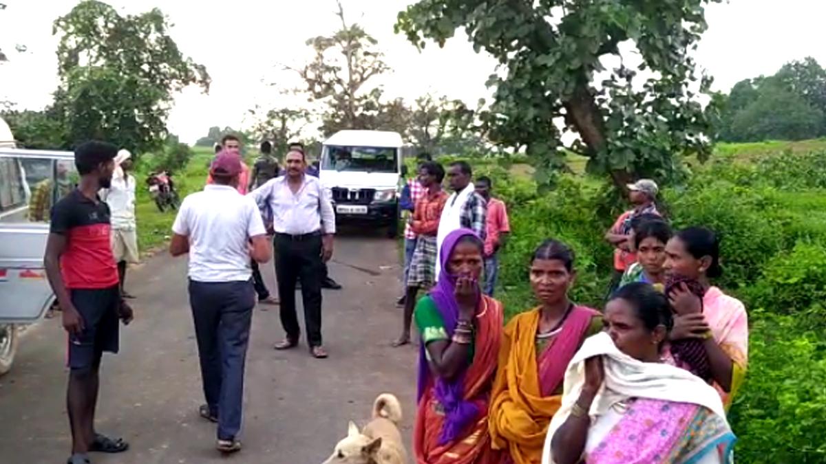 घटनास्थल पर पुलिस और ग्रामीण. 