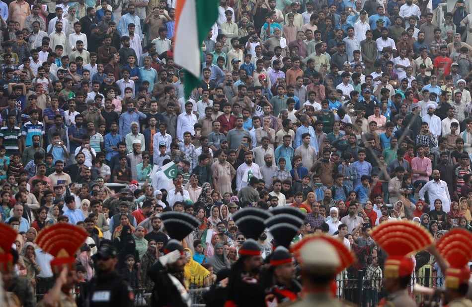 दो मुल्कों में बंटी एक जमीन