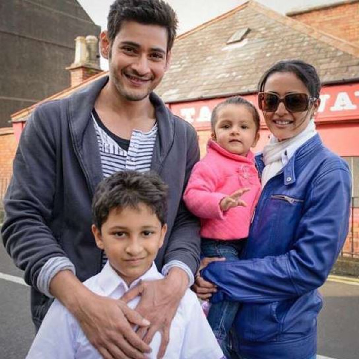 नम्रता श‍िरोडकर, महेश बाबू और उनके बच्चे 