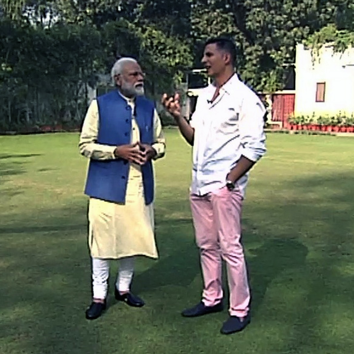 नरेंद्र मोदी और अक्षय कुमार 