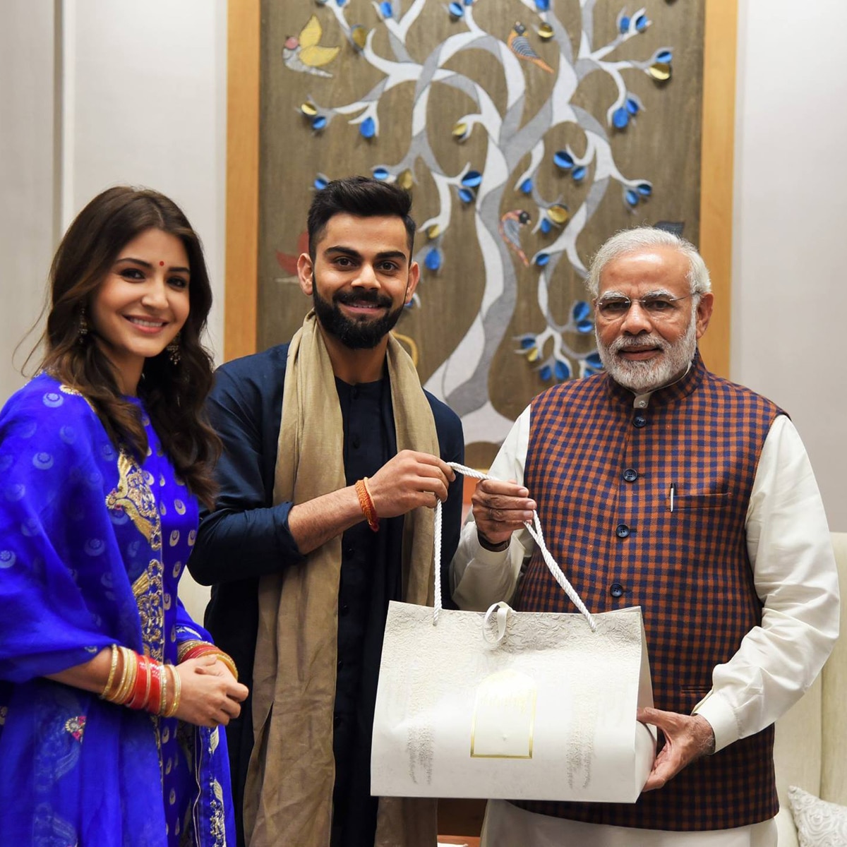 नरेंद्र मोदी और विराट कोहली और अनुष्का शर्मा