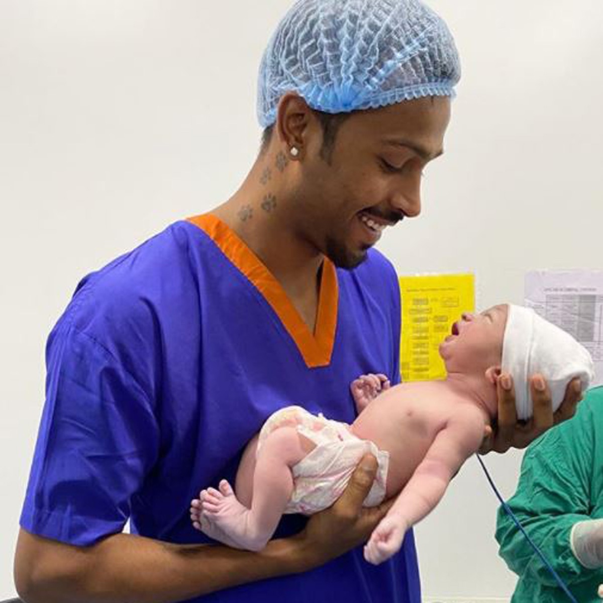 हार्द‍िक पंड्यया बेटे अगसत्य के साथ