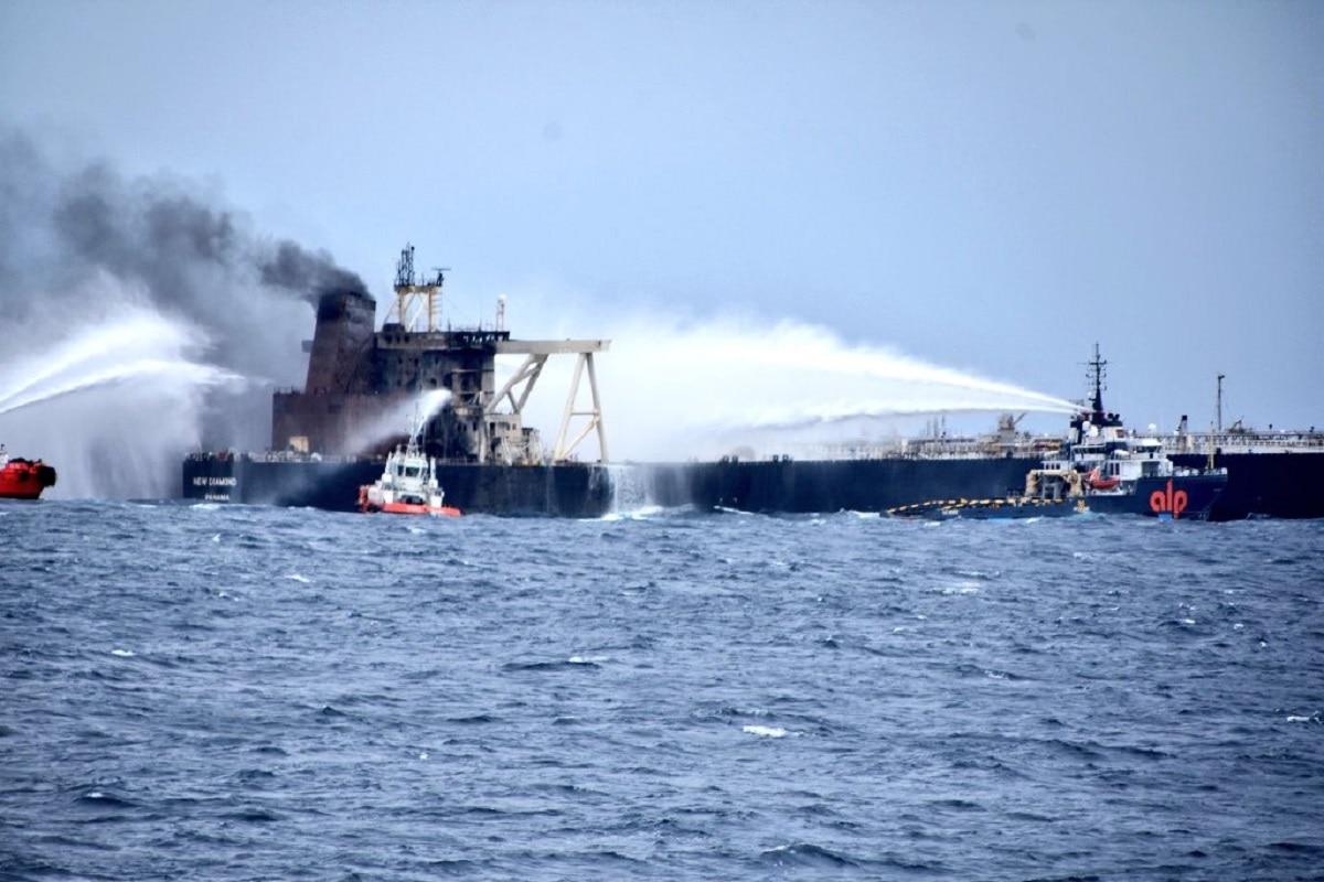 कच्चे तेल से लदे जहाज में फिर लगी आग
