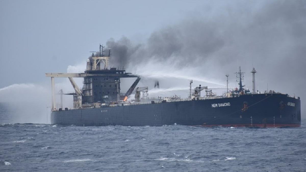 कच्चे तेल से लदे जहाज में फिर लगी आग