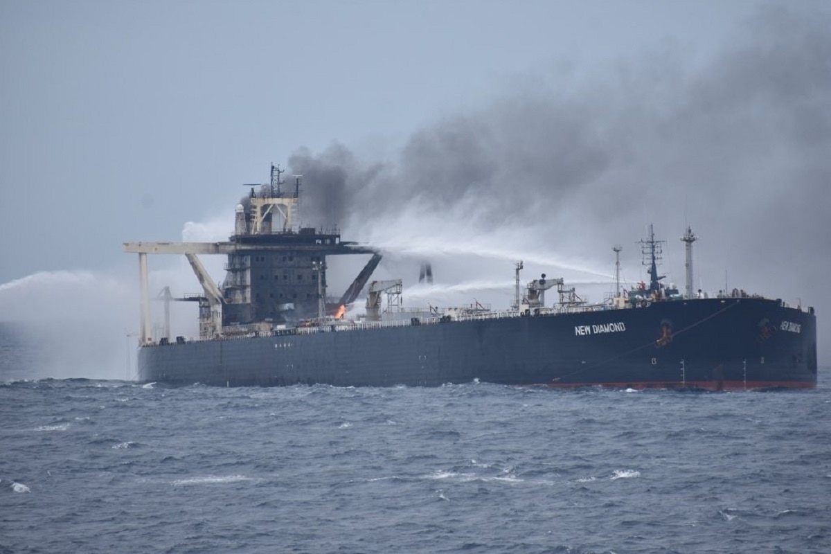 कच्चे तेल से लदे जहाज में फिर लगी आग