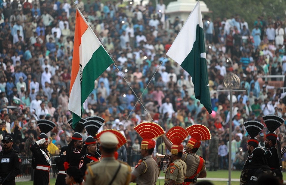 राष्ट्रीय ध्वज के साथ सीमा में वापसी