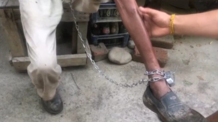 65 साल के बुजुर्ग को तबेले में जंजीरों से बांधा और की पिटाई, भतीजे के जुल्म की सुनाई आपबीती