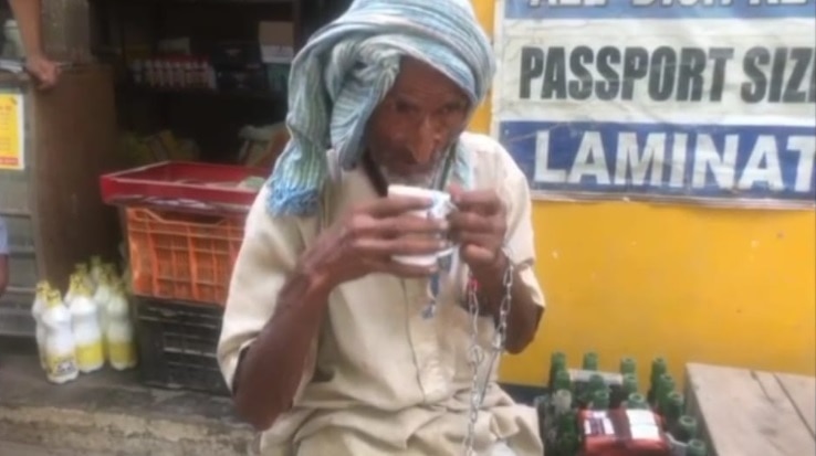 65 साल के बुजुर्ग को तबेले में जंजीरों से बांधा और की पिटाई, भतीजे के जुल्म की सुनाई आपबीती