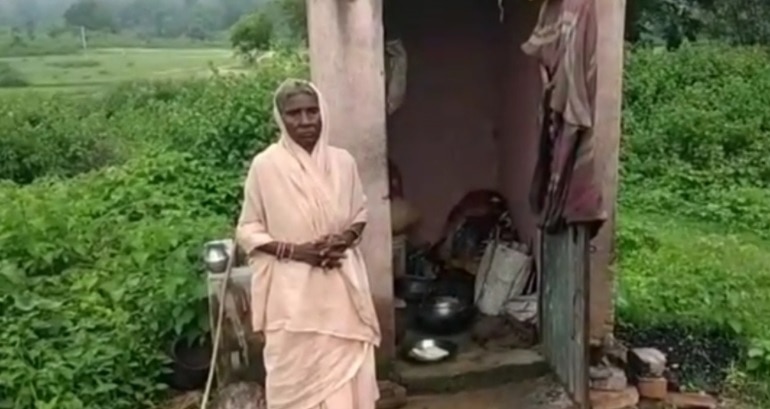 एक वृद्ध मजबूर महिला ने शौचालय बनाया अपना आशियाना.