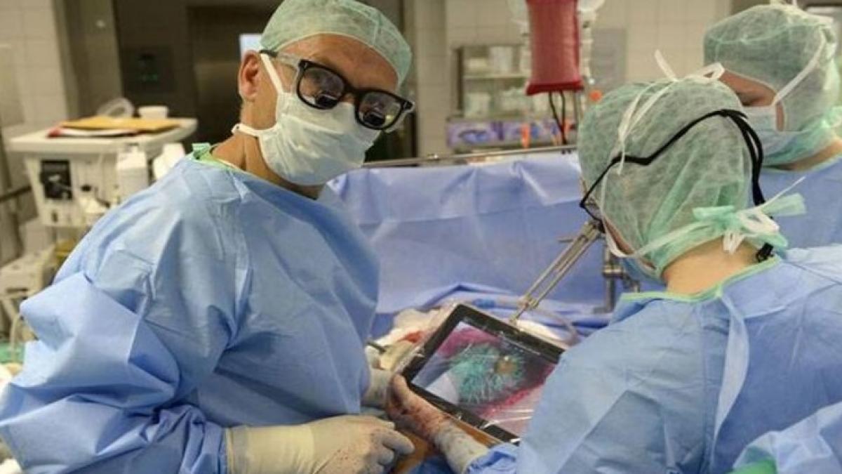ऑपरेशन टेबल पर बातें करता रहा मरीज,  डॉक्टर ने कर दी ब्रेन सर्जरी.