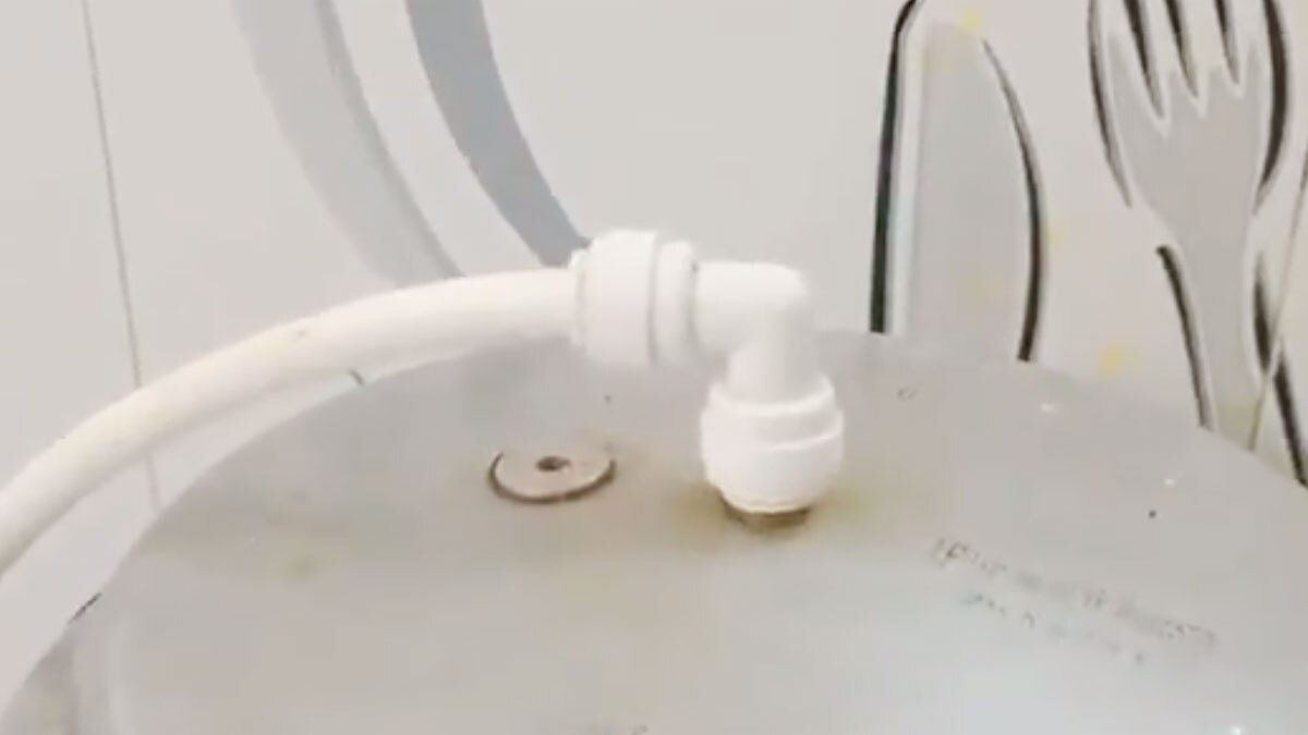 कूकर से एक शख्स ने ली स्टीम (फोटो वीडियो ग्रैब)