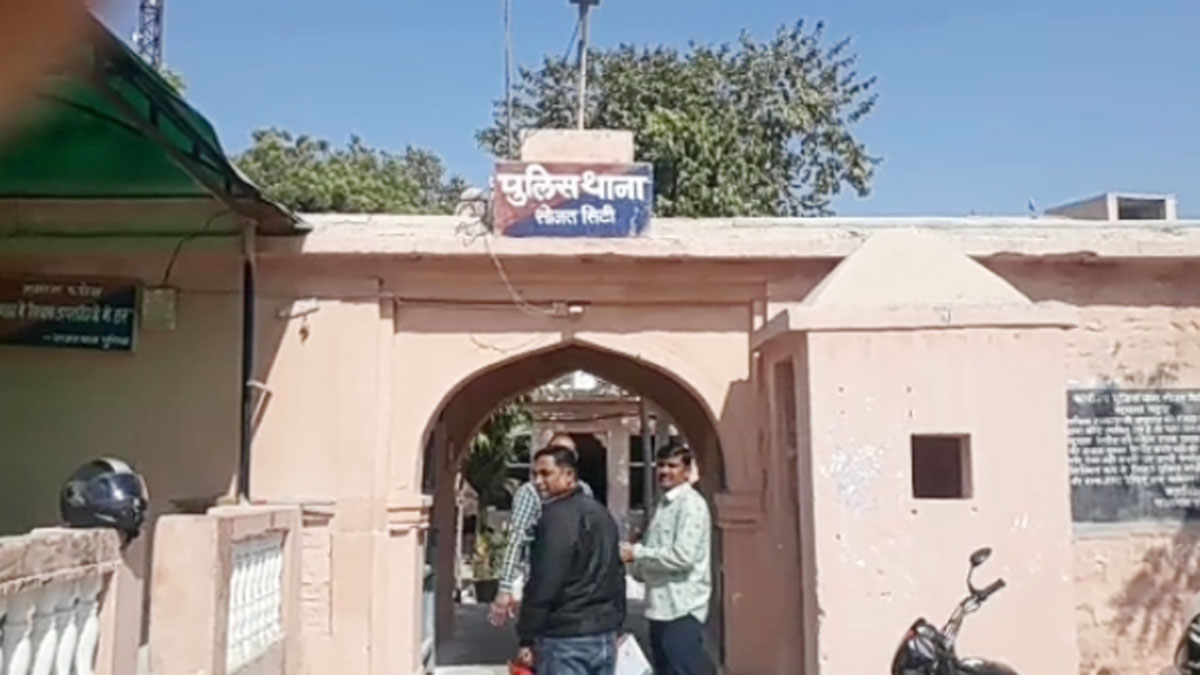 पत्नी की हत्या के आरोप में पति गिरफ्तार (फोटो आजतक)