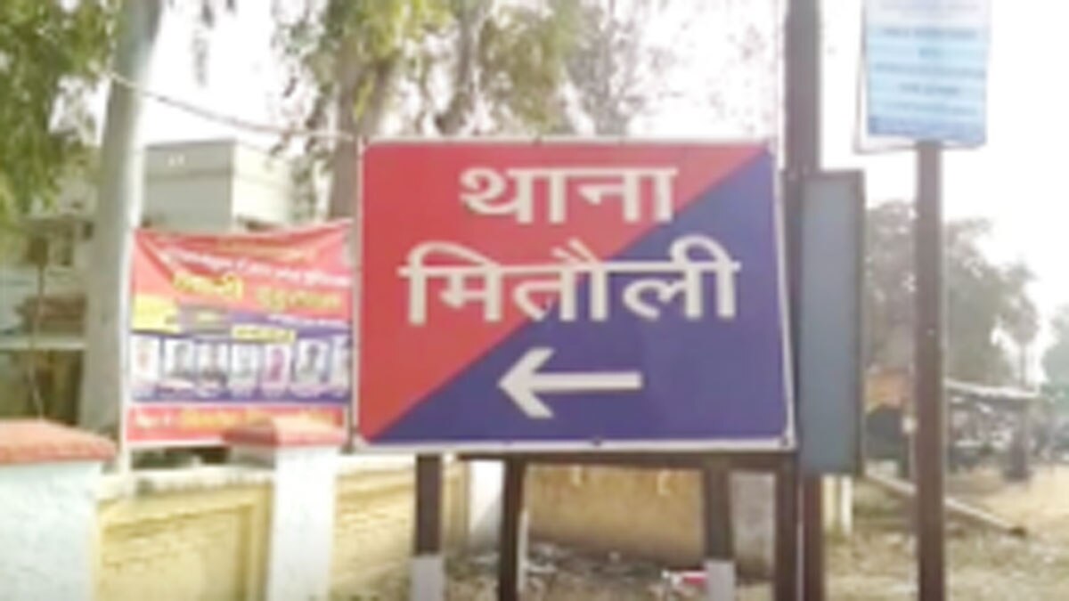 दो मुंहे सांप सहित एक तस्कर को पुलिस ने धर दबोचा (फोटो आजतक)