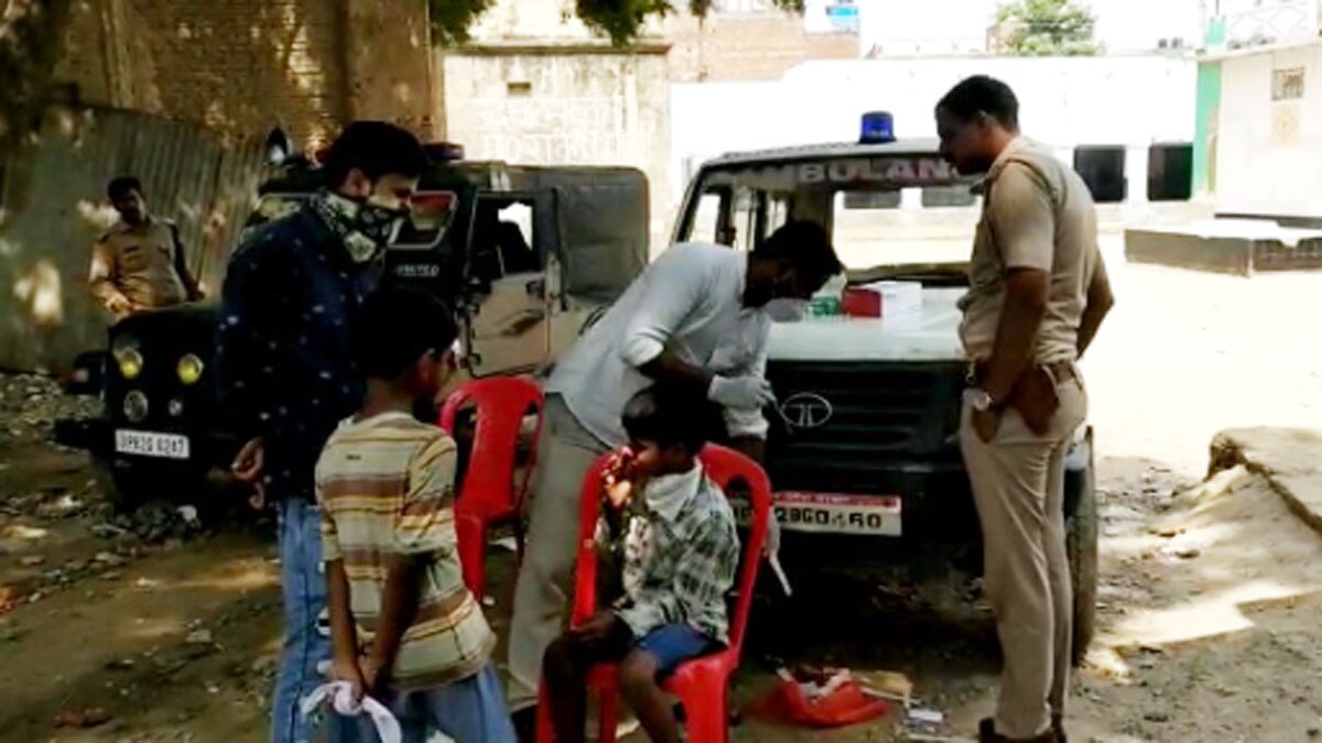 पीपीई किट के बगैर लिए गए सैंपल (फोटो आजतक)