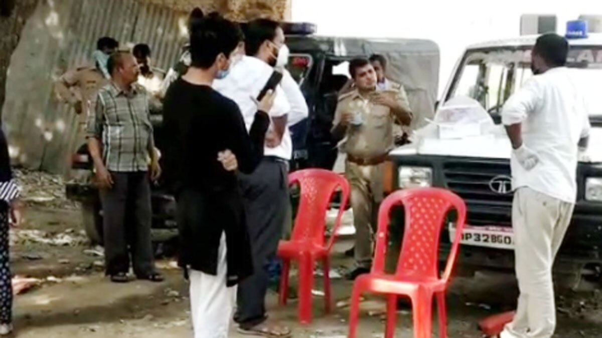 पीपीई किट के बगैर लिए गए सैंपल (फोटो आजतक)