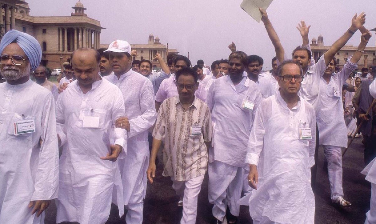 तस्वीरों में पूर्व राष्ट्रपति प्रणब मुखर्जी का राजनीतिक सफर