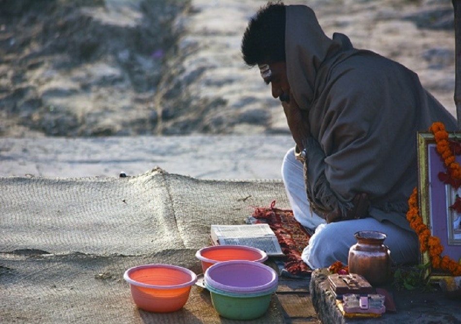 पूजा-पाठ या हवन से परहेज ना करें