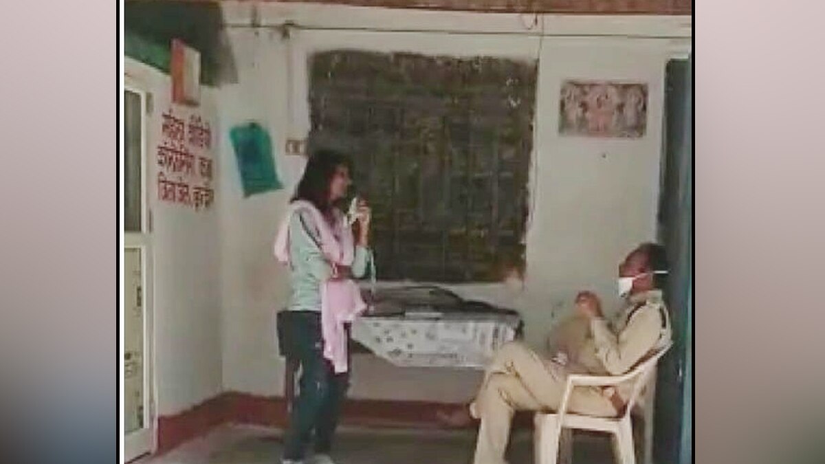 जेलर केके कुलश्रेष्ठ और हनी ट्रैप की आरोपी श्वेता विजय जैन के बीच बातचीत.