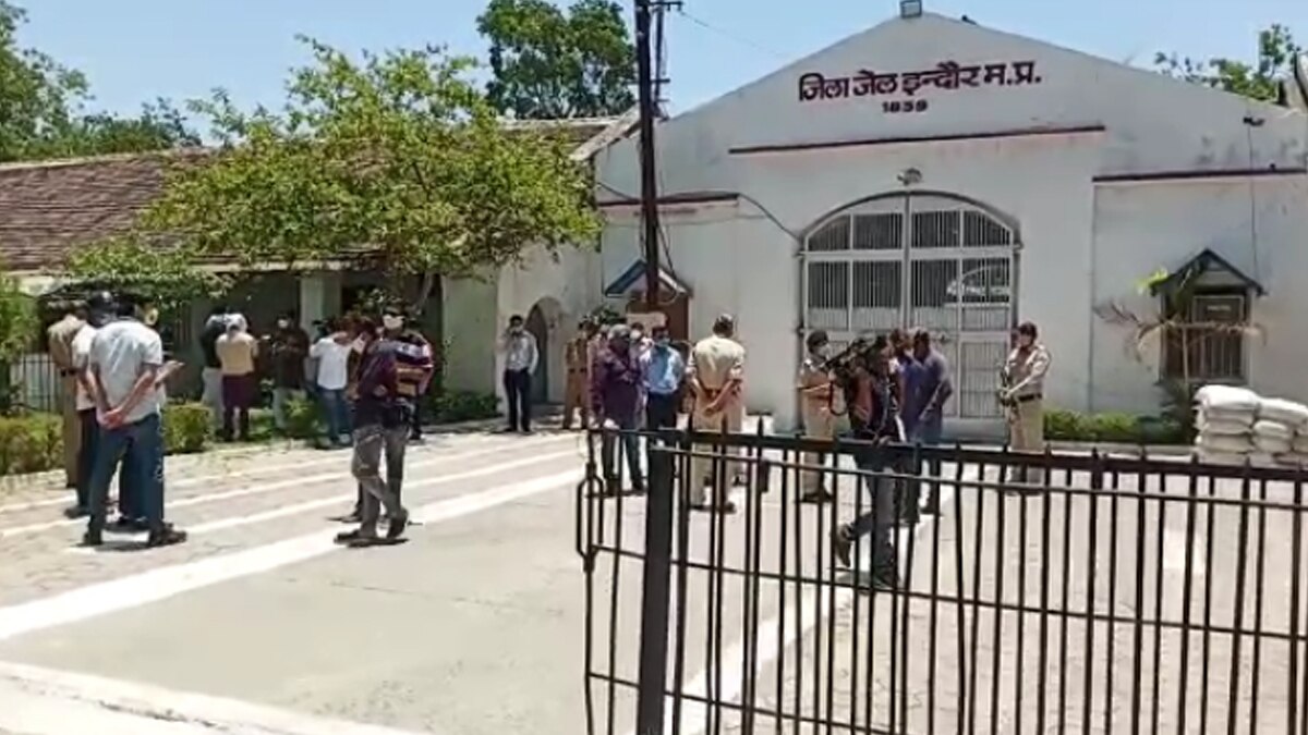 जेल में छापा.