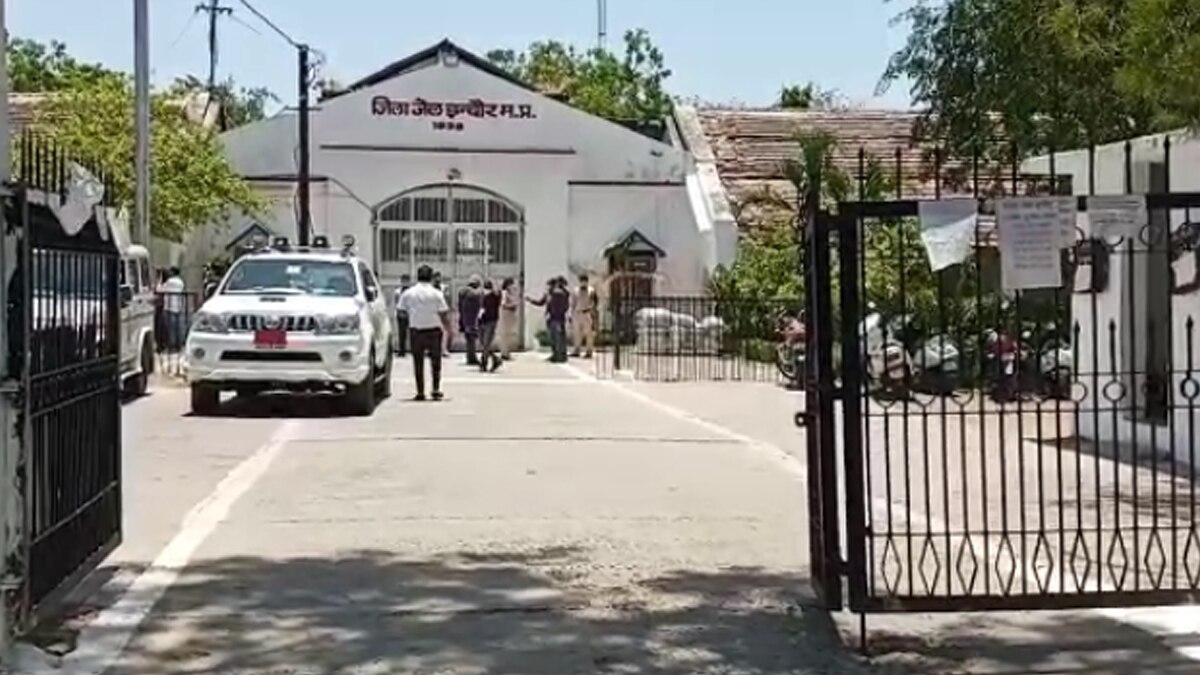 जेल में छापा.