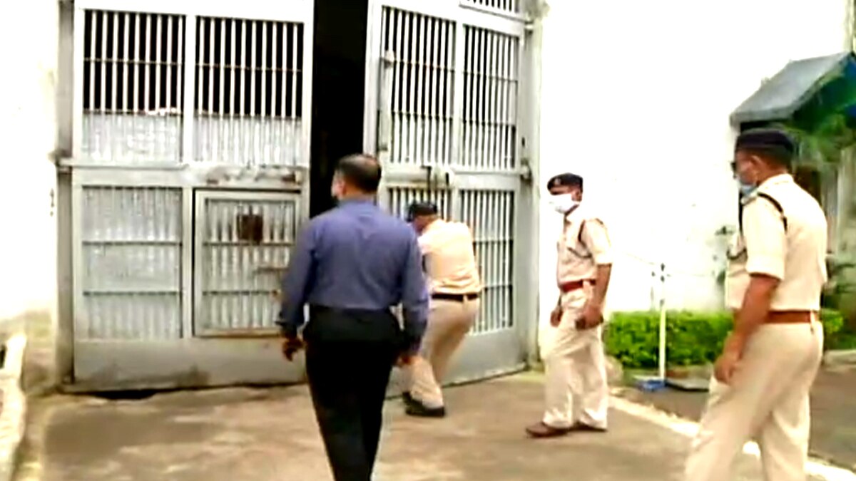 जेल में छापा.