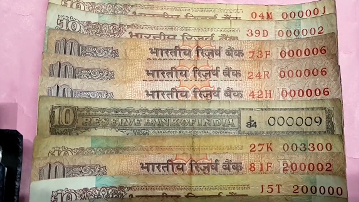 बैंक कैशियर के खजाने में दुर्लभ करेंसी.