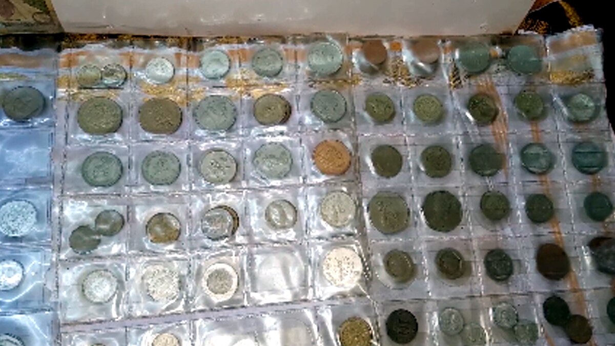 बैंक कैशियर के खजाने में दुर्लभ करेंसी.