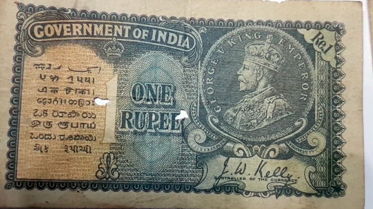 बैंक कैशियर के खजाने में दुर्लभ करेंसी.