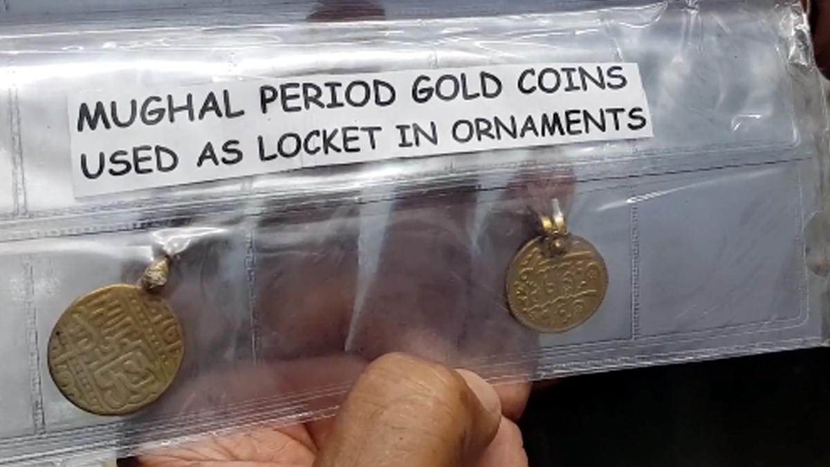लॉकेट में पहने जाने वाला सोने का सिक्का.
