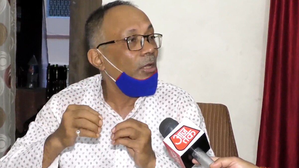 बैंक कैशियर के खजाने में दुर्लभ करेंसी.