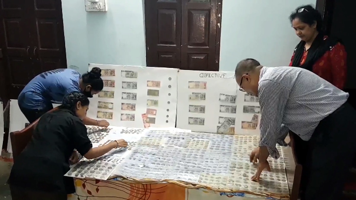 बैंक कैशियर के खजाने में दुर्लभ करेंसी.