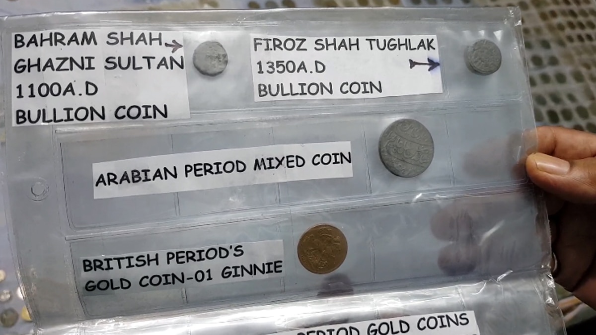 बैंक कैशियर के खजाने में दुर्लभ करेंसी.