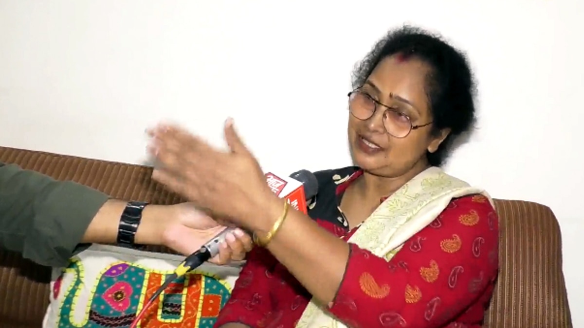 बैंक कैशियर के खजाने में दुर्लभ करेंसी.