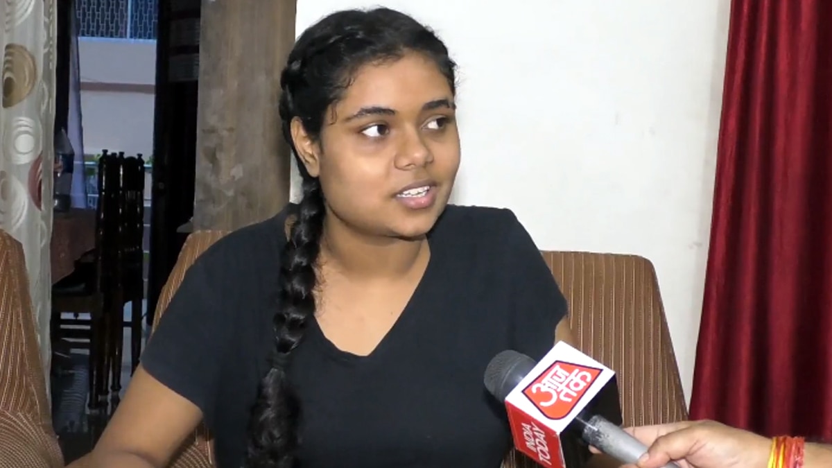 बैंक कैशियर के खजाने में दुर्लभ करेंसी.