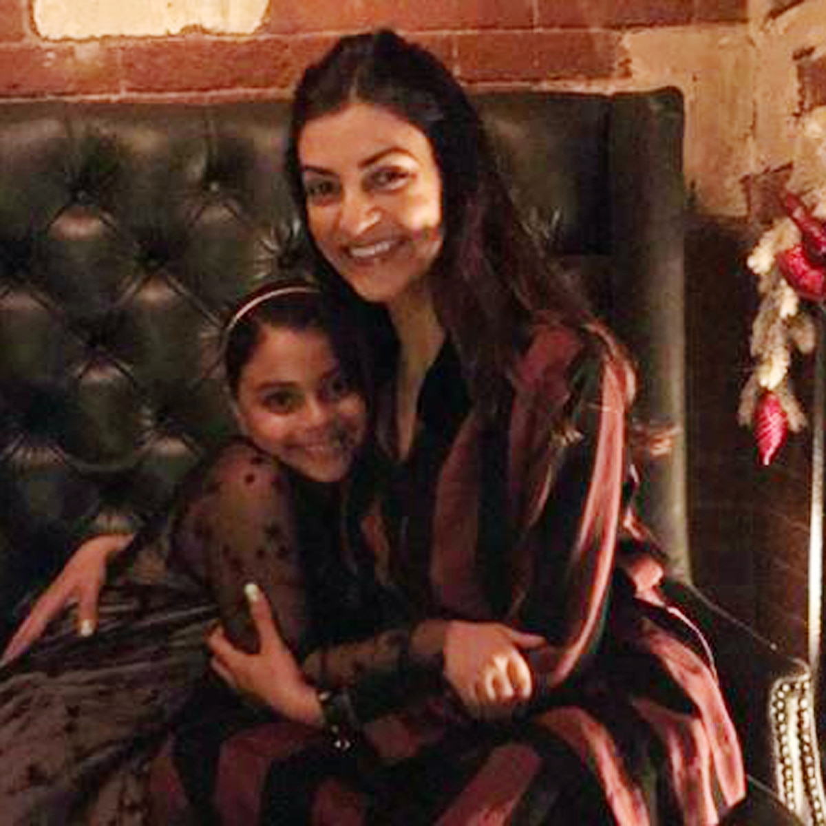 सुष्मिता सेन अपनी बेटी के साथ