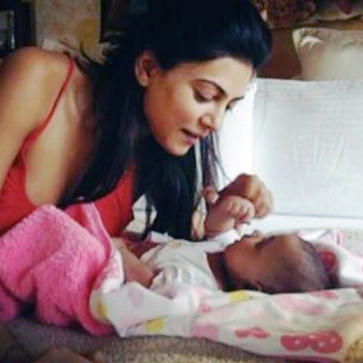 सुष्मिता सेन अपनी बेटी के साथ