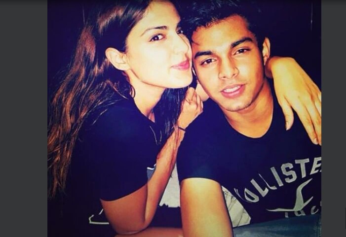 रिया संग भाई शोविक