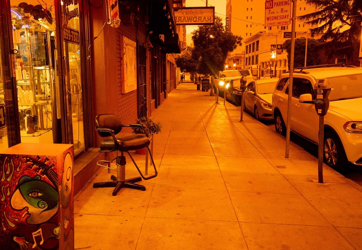 कैलिफोर्निया की आग ने बदल दिया आसमान का रंग