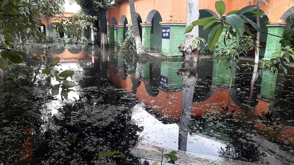 Samastipur School flooded Bench Become Bridge