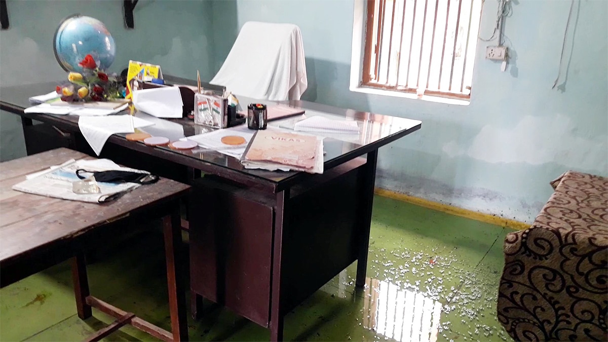 Samastipur School flooded Bench Become Bridge