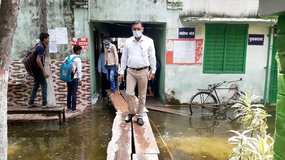 Samastipur School flooded Bench Become Bridge