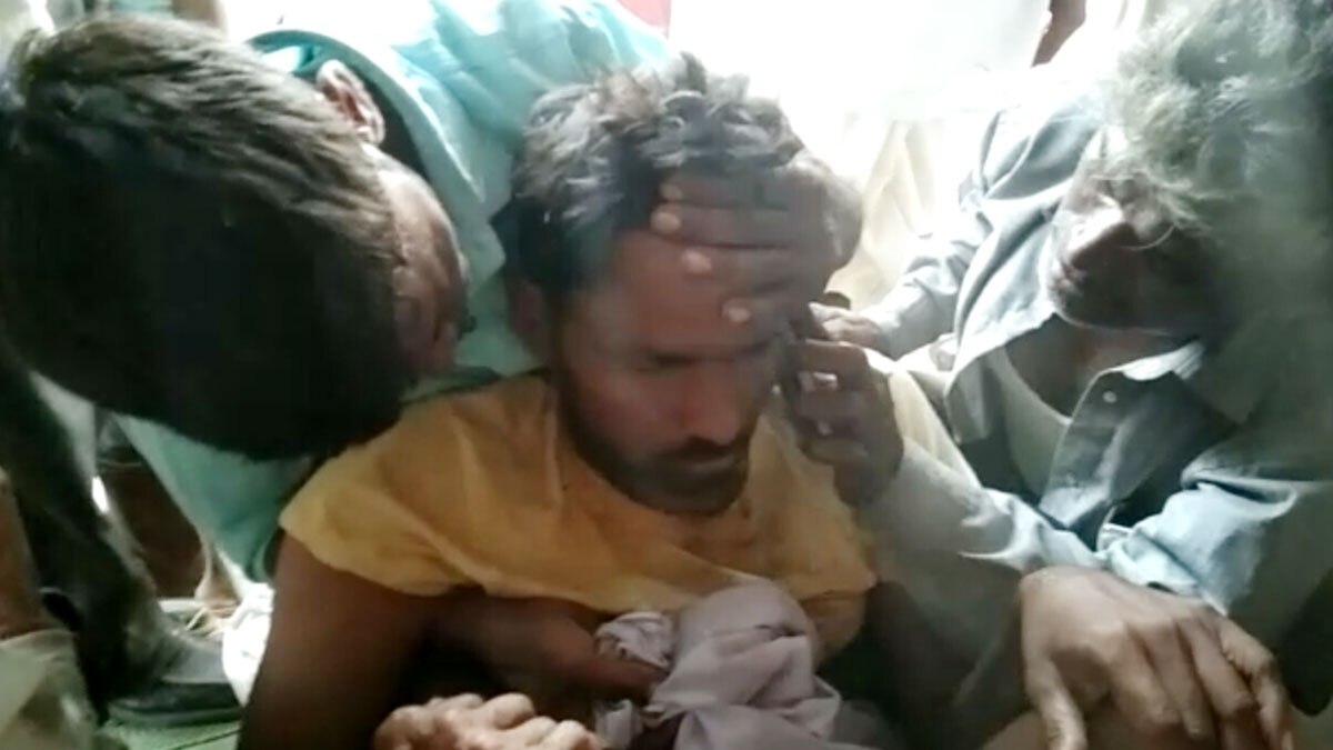 युवक को सांप ने काटा (फोटो आजतक)