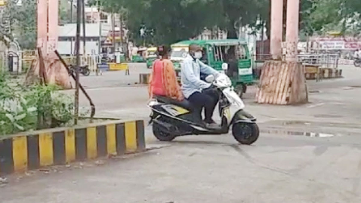 धनंजय स्कूटर पर अपनी पत्नी को बैठकर ग्वालियर लाए (फोटो आजतक)