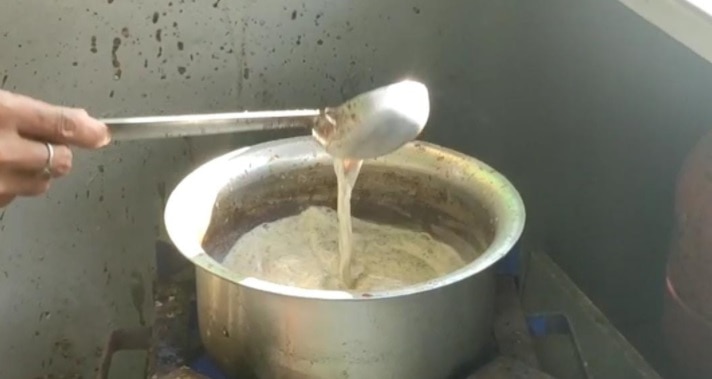 सुकून के लिए इंजीनियर ने नौकरी छोड़ खोली चाय की दुकान.