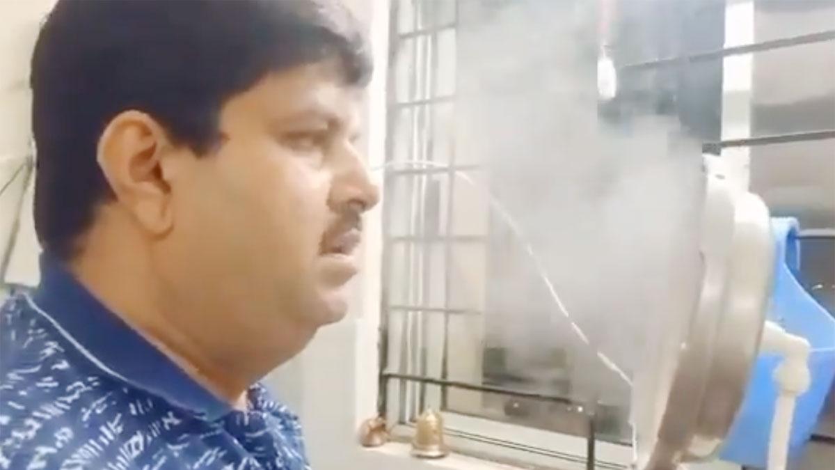 कूकर से एक शख्स ने ली स्टीम (फोटो वीडियो ग्रैब)