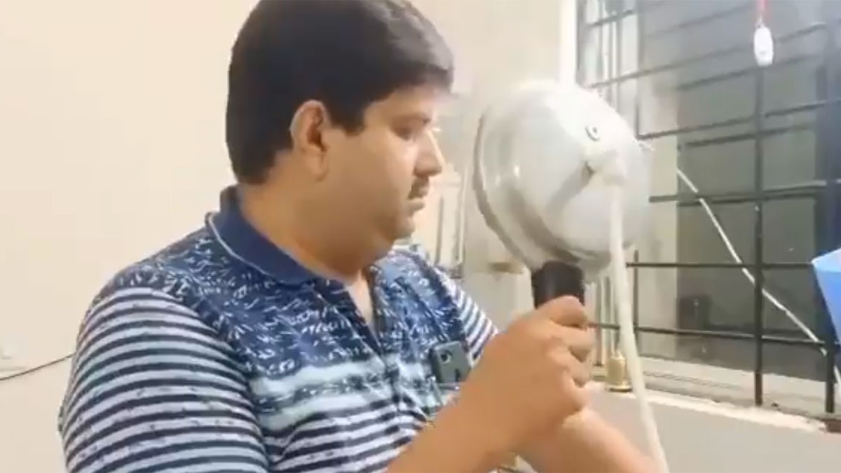 कूकर से एक शख्स ने ली स्टीम (फोटो वीडियो ग्रैब)