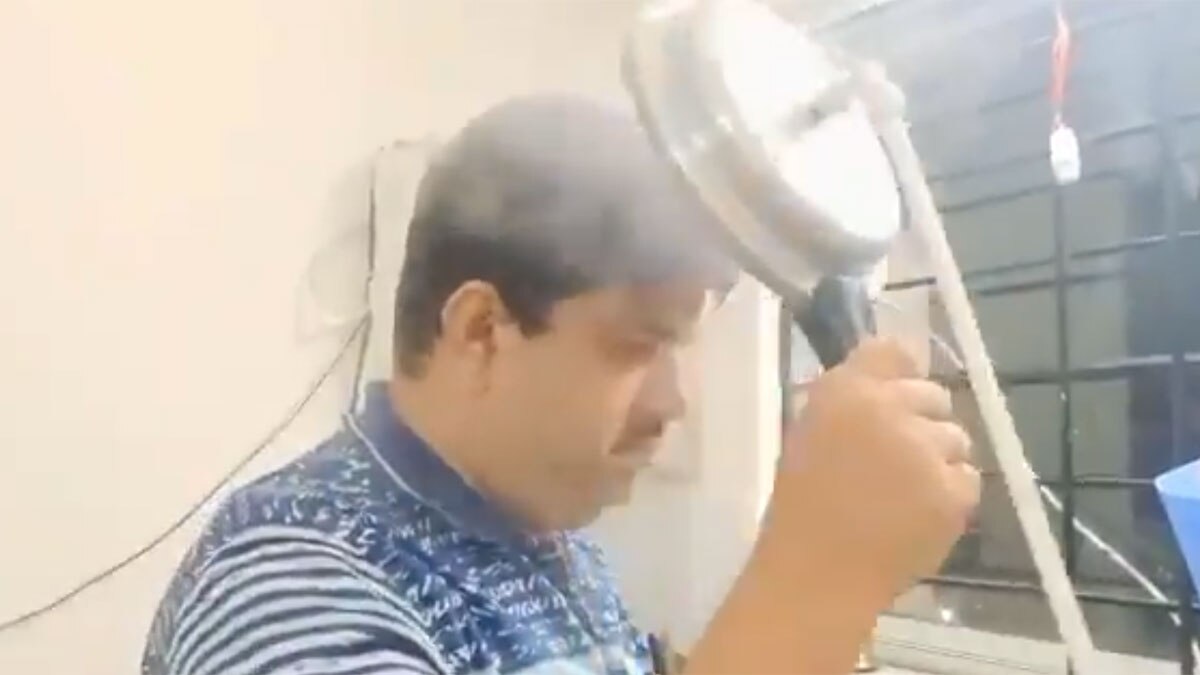 कूकर से एक शख्स ने ली स्टीम (फोटो वीडियो ग्रैब)