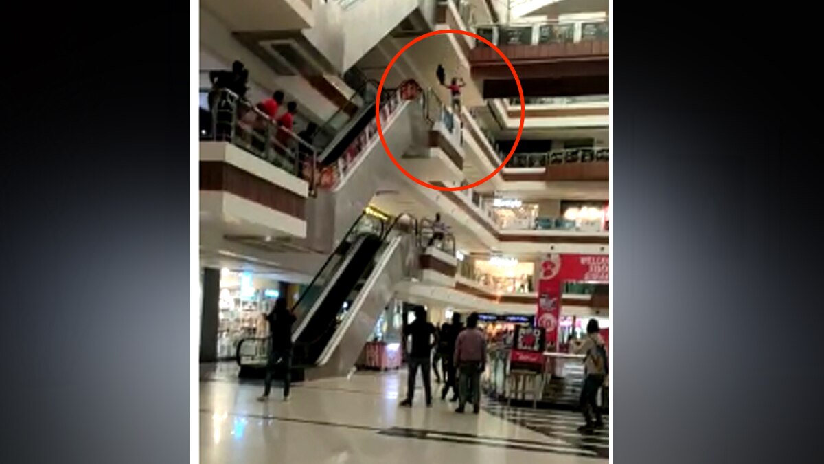 मॉल की तीसरी मंजिल से युवती ने लगाई छलांग.