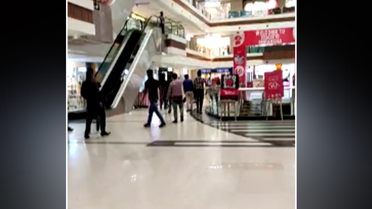 मॉल की तीसरी मंजिल से युवती ने लगाई छलांग.